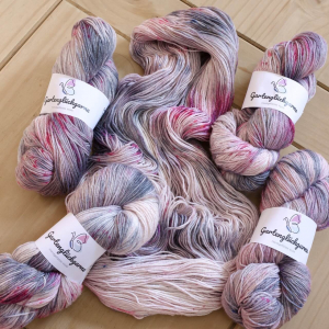 Scheinmohn gefärbt auf Atelier Zitron Seidenstrasse